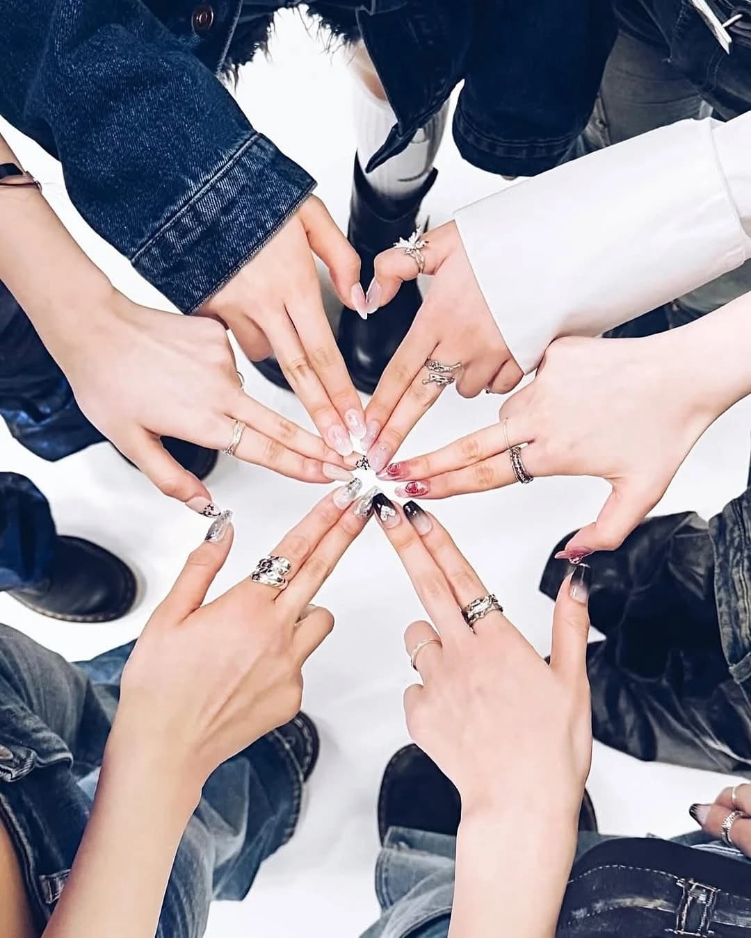 Photo credit: LINGLING official Instagram.